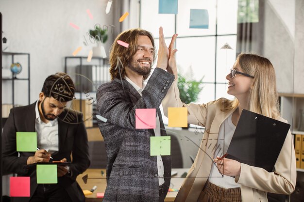 Foto especialistas em marketing positivos fazendo um gesto de 