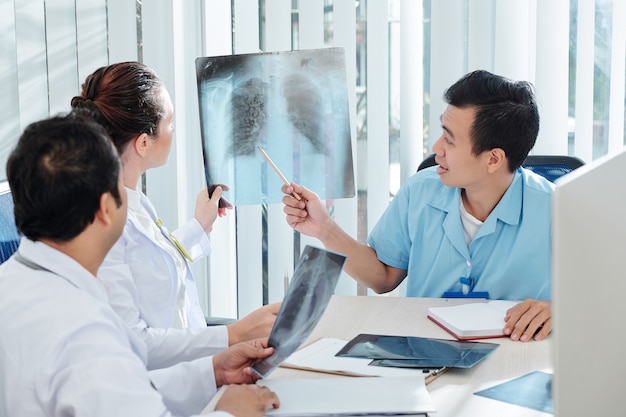 Especialistas médicos discutindo raio-x