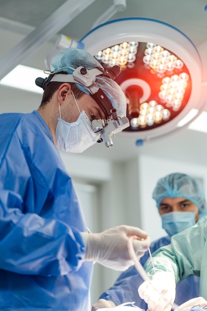 Especialistas profesionales de cirugía que trabajan en la sala de un hospital moderno Tratamiento de atención médica de cirugía