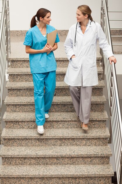 Foto especialistas en salud bajando la escalera