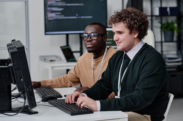 Especialistas en TI escribiendo códigos para nuevo software