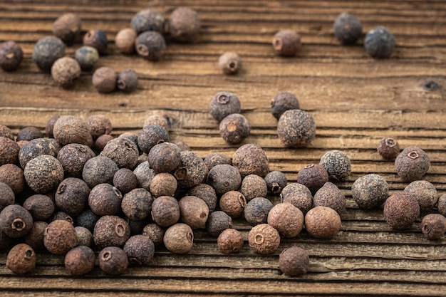 Especiaria de pimenta da Jamaica na mesa de madeira