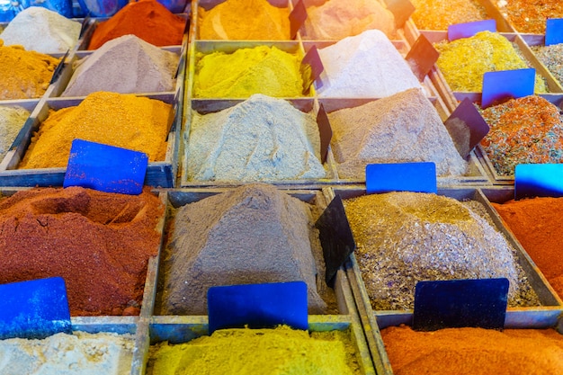 Especiarias coloridas no mercado em reims, frança