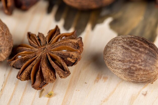 Foto especiarias de anis em forma de estrela perfumadas inteiras especiarias de anis secas frescas e perfumadas em cima da mesa