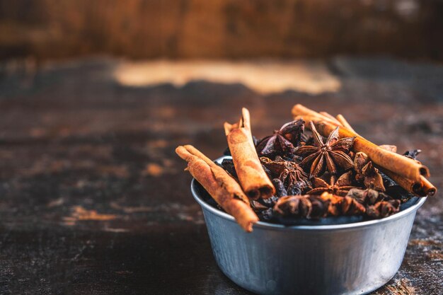 especiarias de canela e anis estrelas em uma tigela na mesa