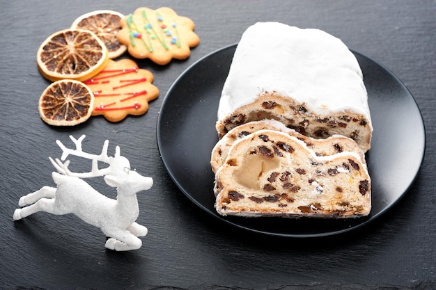 Especiarias de Natal Stollen e decoração de Natal vista superior