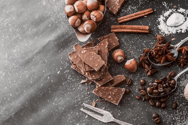 Especiarias doces e chocolate em uma mesa