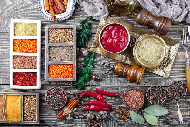 Especiarias e temperos em uma mesa de madeira