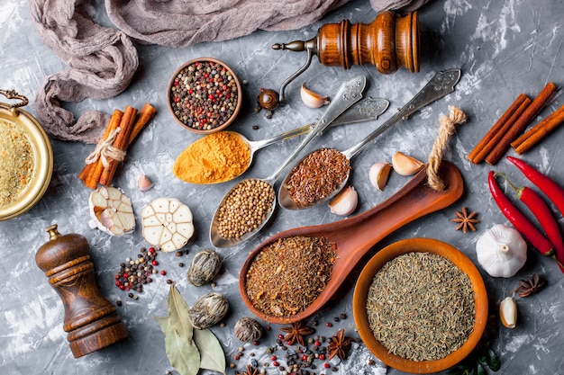 Especiarias e temperos em uma mesa de madeira