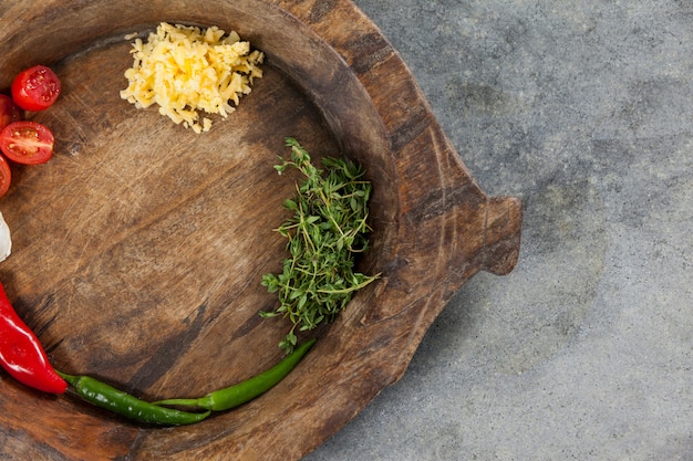 Especiarias e vegetais em uma tigela de madeira