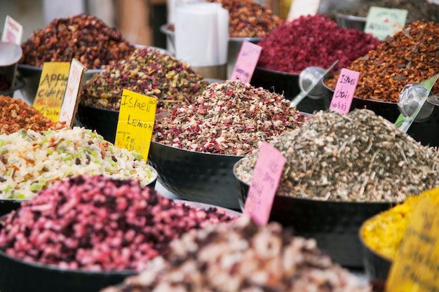 Especiarias, ferbs e frutas secas no mercado em Jerusalém, Israel