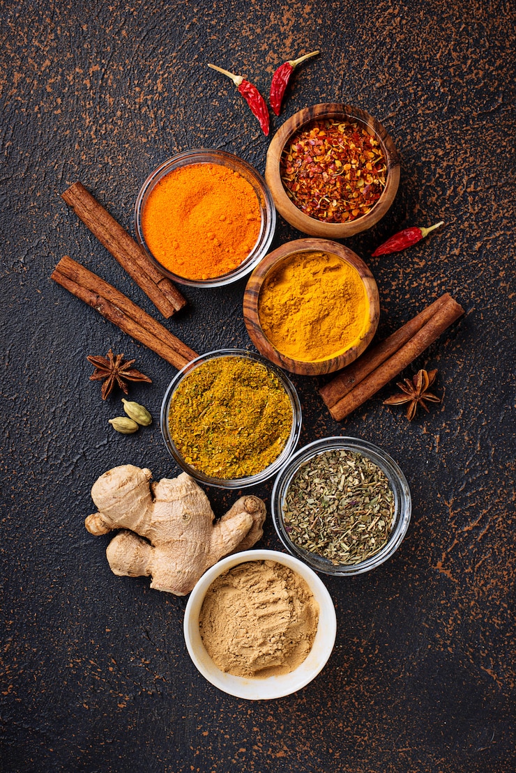 Foto especiarias indianas tradicionais sobre fundo enferrujado