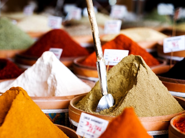 Especiarias naturais vendendo no mercado de especiarias