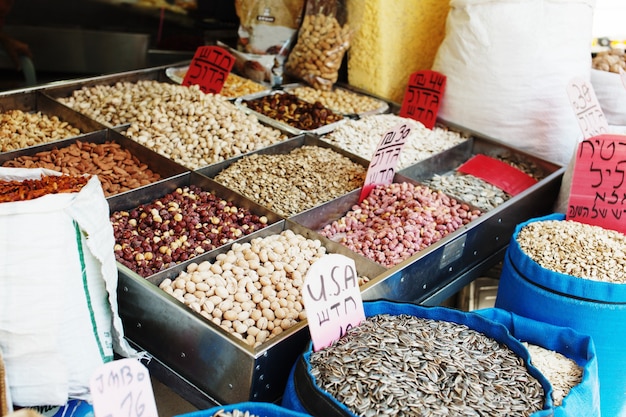 Especiarias, nozes e vegetais em mercado aberto em tel aviv, israel