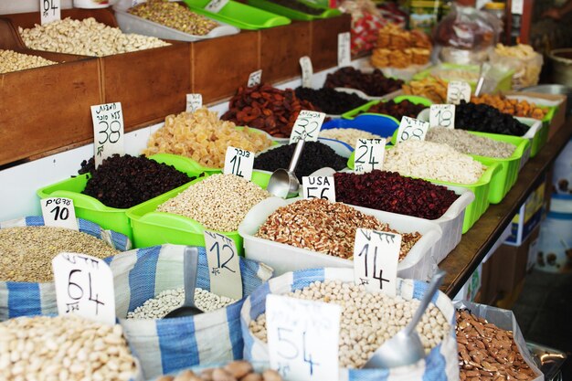 Especiarias, nozes e vegetais em mercado aberto em Tel Aviv, Israel