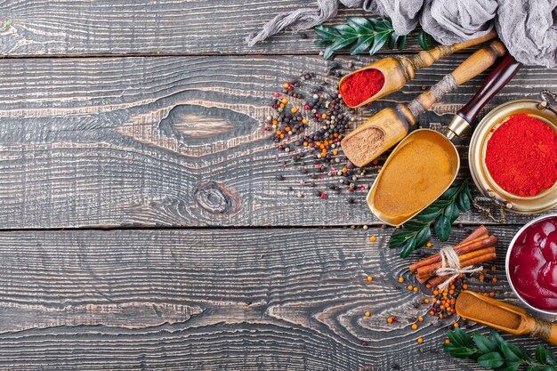 Especiarias para cozinhar em uma mesa velha