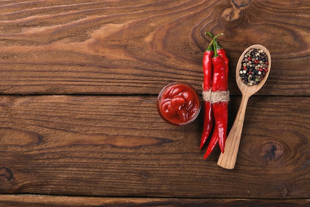 Foto especiarias quentes chili e spice red peppers em um fundo de madeira vista superior espaço livre para o seu texto