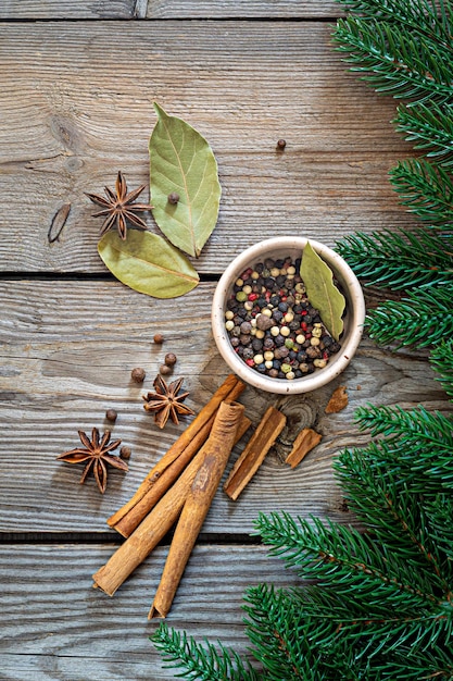 Especiarias tradicionais de Natal para cozinhar e beber (vinho quente) em um fundo de madeira