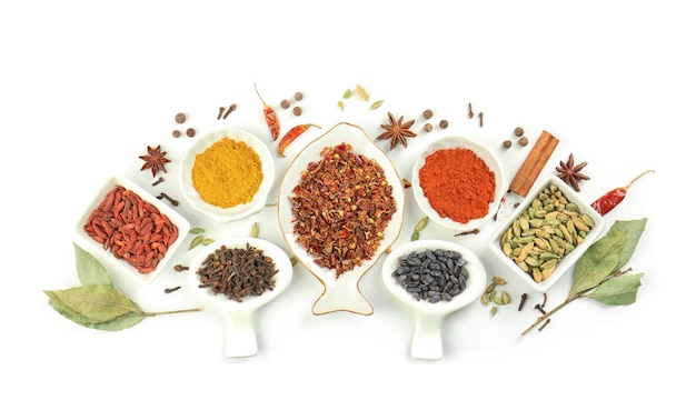 Especias aromáticas sobre fondo blanco.