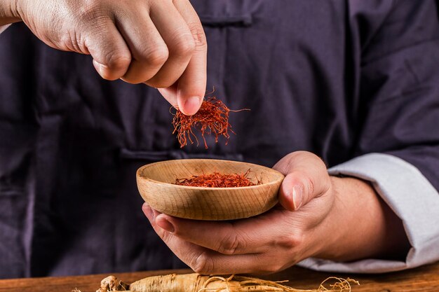 Especias de azafrán rojo orgánico crudo en un tazón