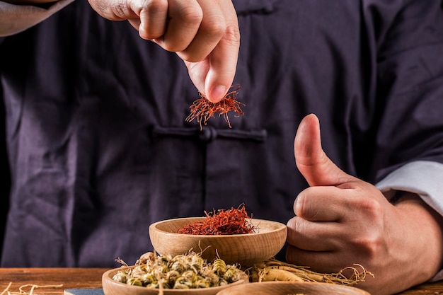 Especias de azafrán rojo orgánico crudo en un tazón