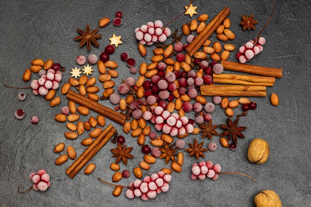 Especias de bayas congeladas y nueces en un negro