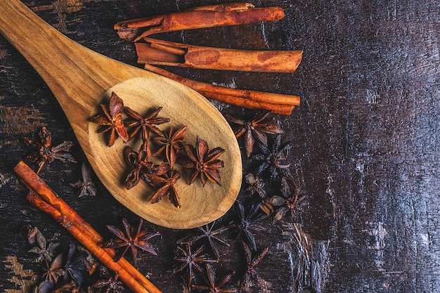 Especias de canela y anís estrellado utilizados en la cocina.