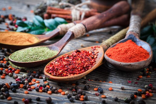 Especias para cocinar en una mesa vieja