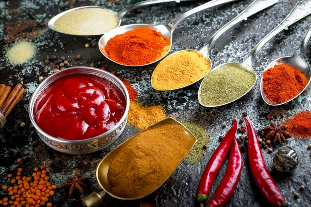 Foto especias para cocinar en una mesa vieja