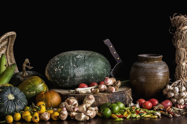 Foto especias para cocinar en una mesa