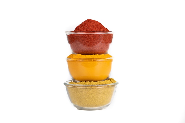 Las especias de colores indios también se conocen como polvo de chile rojo, polvo de cúrcuma, polvo de cilantro, mirchi, mirch, haldi, polvo de Dhaniya aislado sobre fondo blanco.