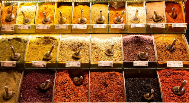 Especias coloridas en el gran bazar turco de las especias en Estambul, Turquía