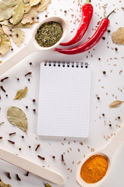 Especias, cuaderno, ají rojo.