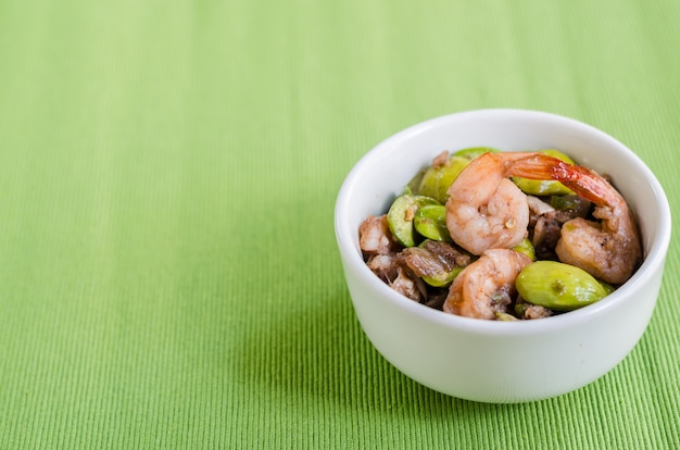 Especias fritas de camarones con frijoles amargos (Parkia speciosa) y salsa de camarones, menú de comida tailandesa