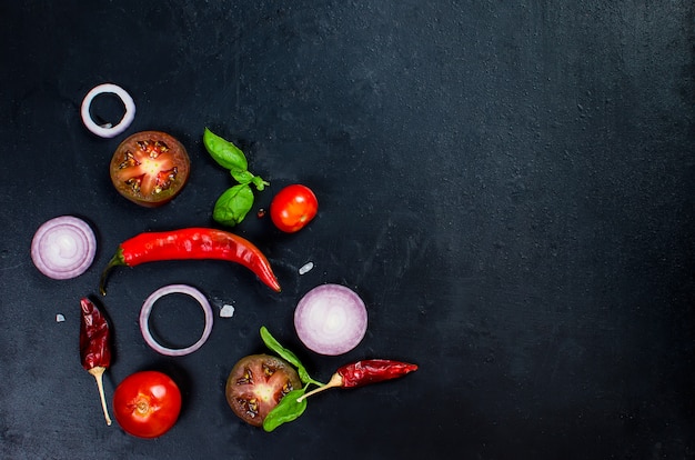 Especias y hierbas para cocinar la cena -, tomate rebanado, cebolla, sal, pimienta, ajo.