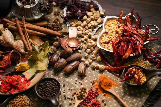 Especias y hierbas en la mesa de la cocina vieja.