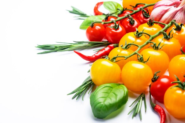 Especias hierbas picantes y verduras Tomate albahaca pimienta ajo cebolla tomillo lima sobre fondo blanco Concepto de cocina vista superior espacio de copia