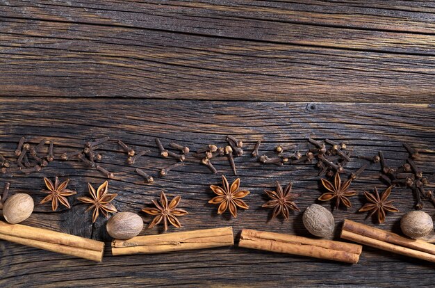 Especias de Navidad sobre un fondo antiguo de madera oscura.