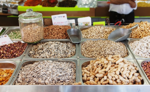 Especias, nueces y verduras en el mercado abierto en Tel Aviv, Israel