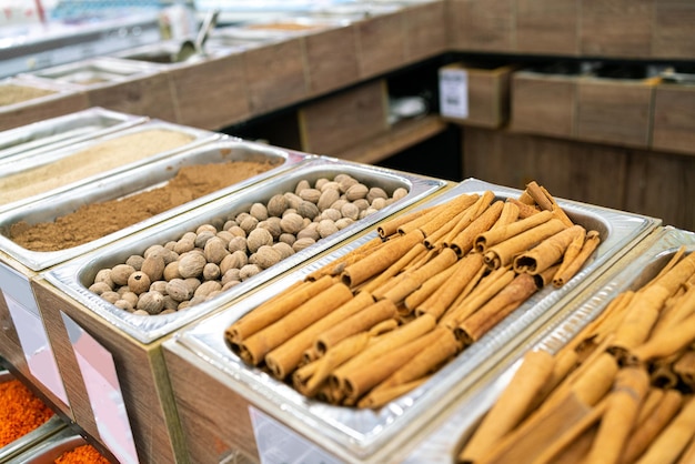 Especias orientales en la tienda.