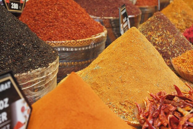 Especias tradicionales y frutos secos en el bazar local en turquía