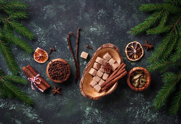 Especias tradicionales de la Navidad en fondo verde.