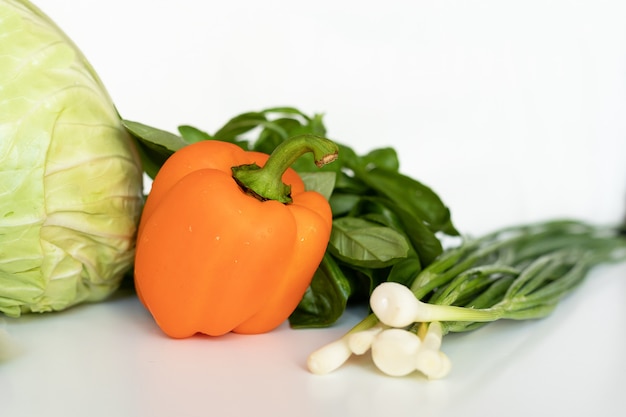 Especias y verduras para cocinar y salud en blanco