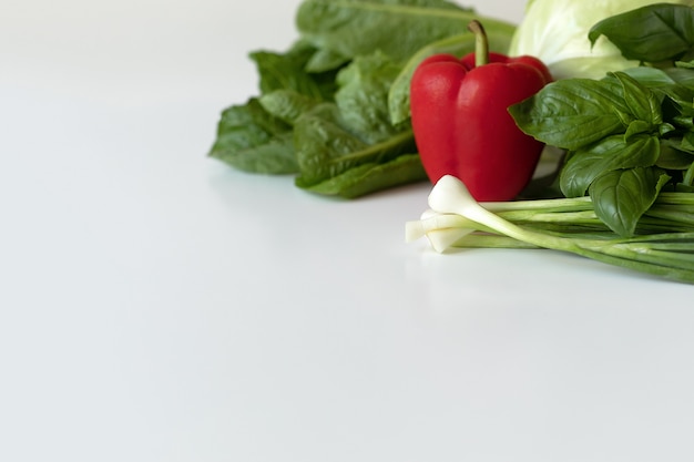 Especias y verduras para cocinar y salud en blanco