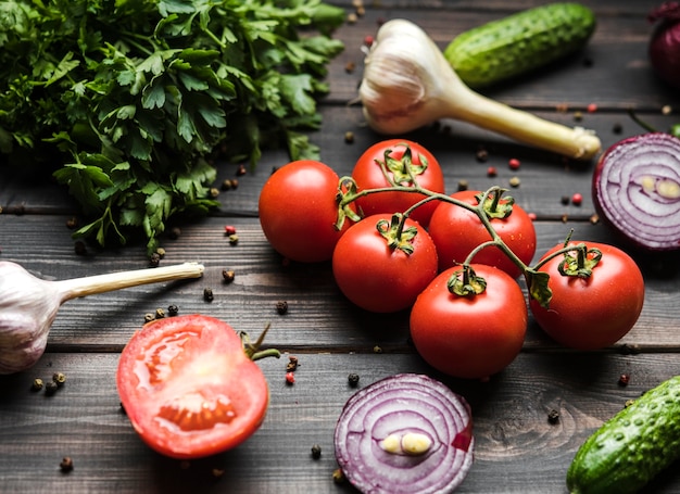 Foto especias y verduras para ensalada alta vista