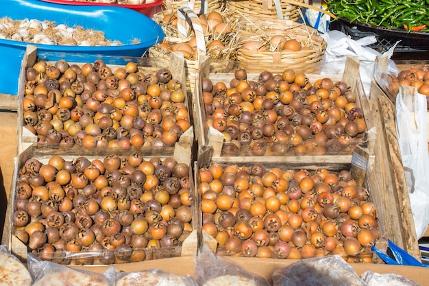 Espécie de frutas maduras de nêspera recém-colhidas mespilus germanica