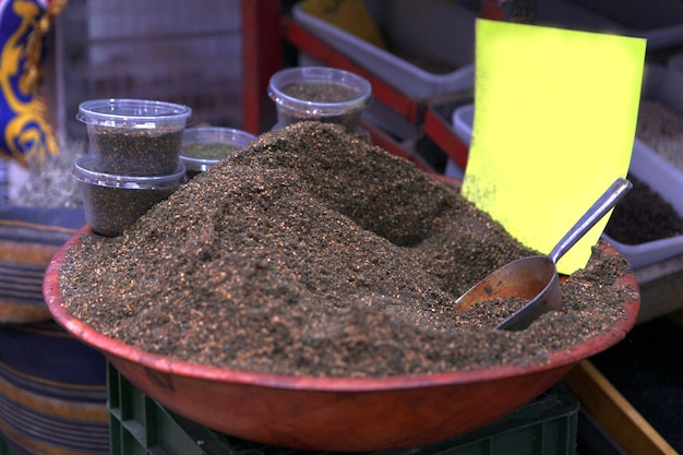 Espécies, ingredientes, flores de chá e sabonetes no mercado de rua de Akka em Israil