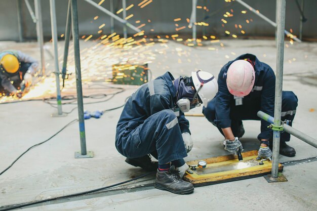 Especificación confinada interna de la fuga de soldadura de acero petroquímica del tanque de la placa inferior de la prueba del vacío de la inspección del trabajador masculino