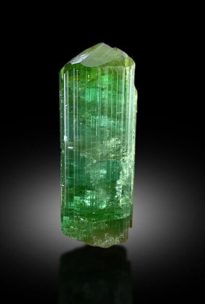 Espécime mineral de cristal de turmalina verde do Afeganistão