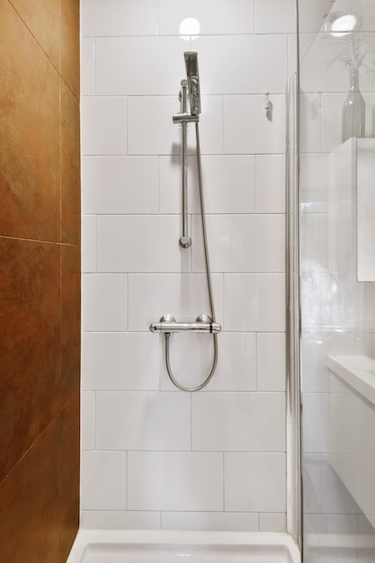 Espectacular cabina de ducha con pared de azulejos marrones